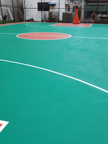察哈尔右翼后 球场长期使用易出现地面开裂